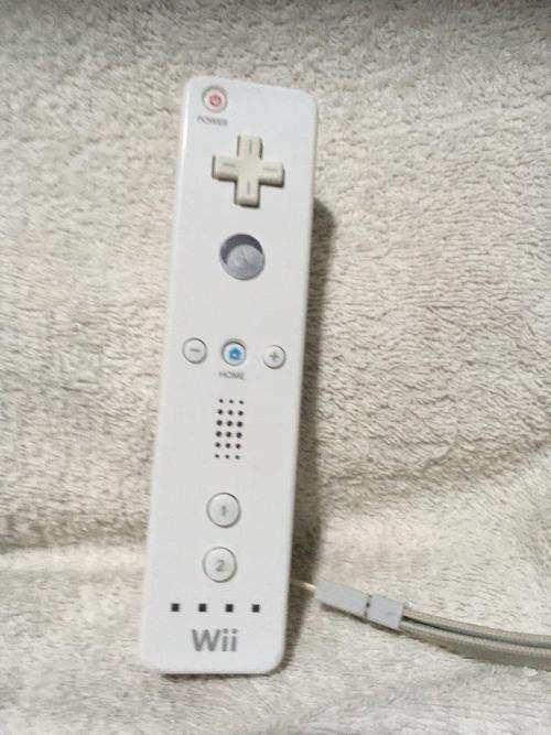 Nintendo Wii - White, Controller, Nunchuck, PSU, Sensor, Cables, Silicone Controller Sleeve