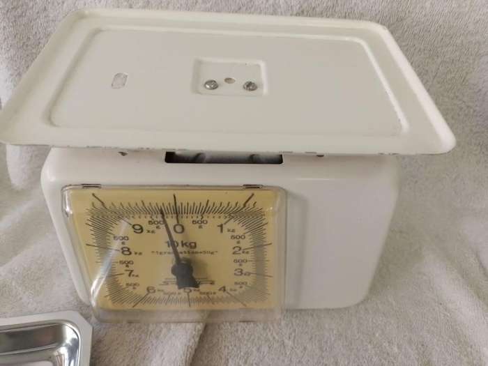 Vintage Metal Kitchen Scale
