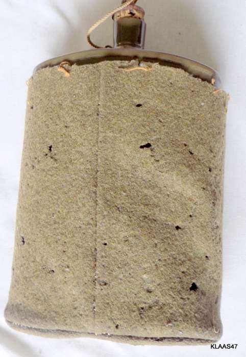 WW2 enamelled military water bottle - A.M. 23/113 1951 FC - Felt cover no straps