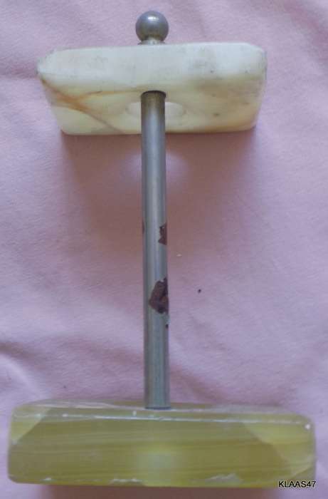VINTAGE MARBLE SINGLE PIPE STAND REST