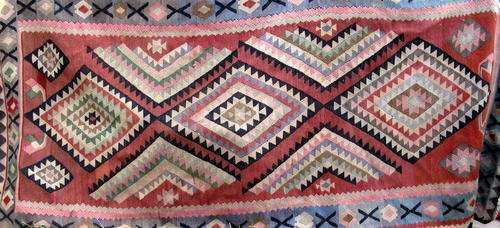 ORIENTAL DESIGN RUG : 2.92 X 1.42 m : **NEEDS A CLEAN**