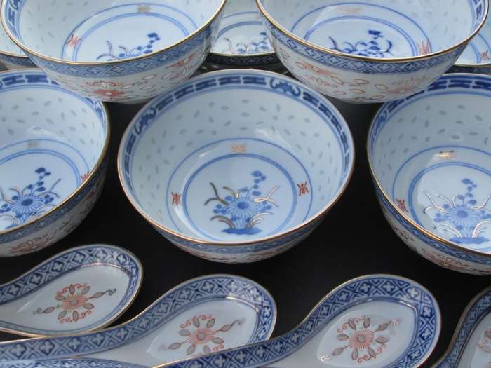 8 Chinese soup Bowls and spoons. Gorgeous pattern, very good condition