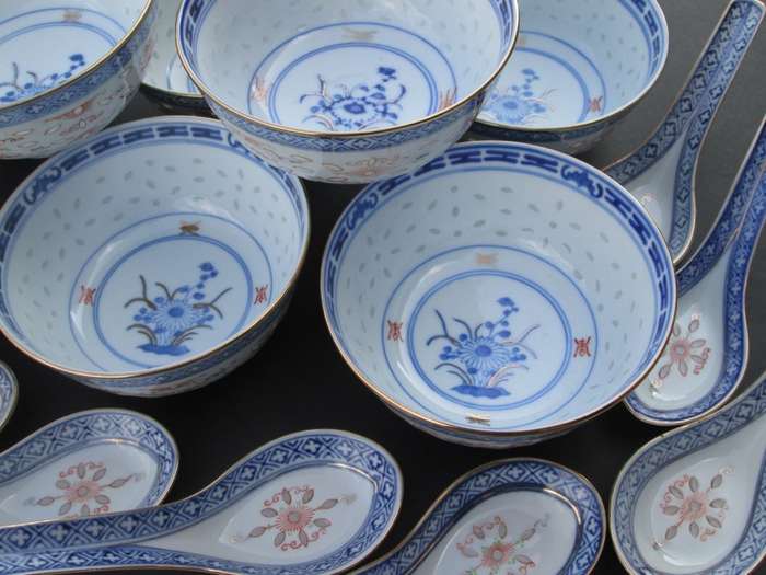 8 Chinese soup Bowls and spoons. Gorgeous pattern, very good condition