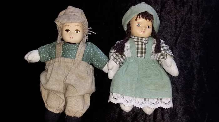 Pair of Collectors Dolls-Small- Not Marked Green and brown outfits
