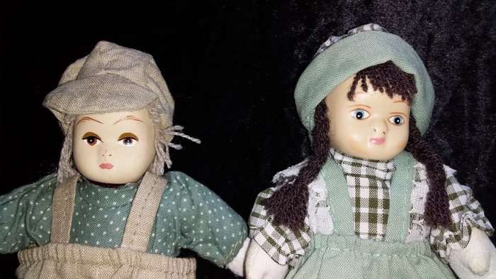 Pair of Collectors Dolls-Small- Not Marked Green and brown outfits