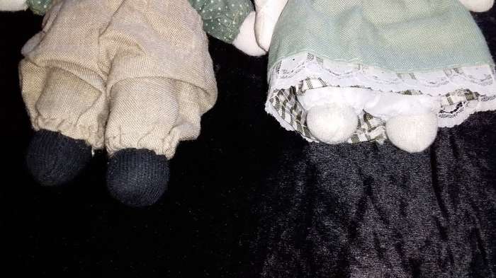 Pair of Collectors Dolls-Small- Not Marked Green and brown outfits