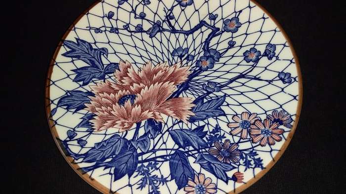Imari- Small Plate- Pattern Flora - Fishing Net Background