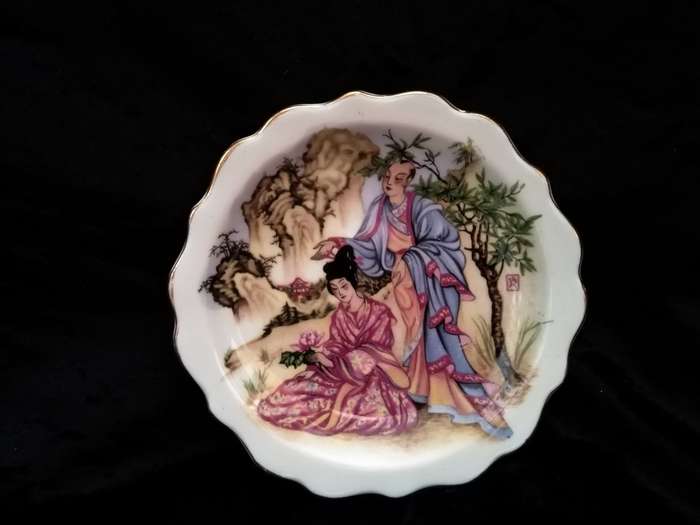 Royal Standard pin dish with Chinese Design