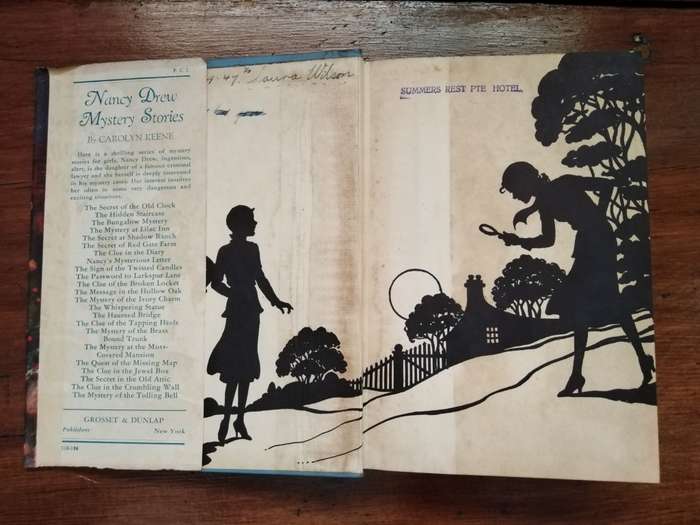 The Whispering Statue - Carolyn Keene. Nancy Drew - 1937 217 pages Some damage to Jacket MerlinsArro