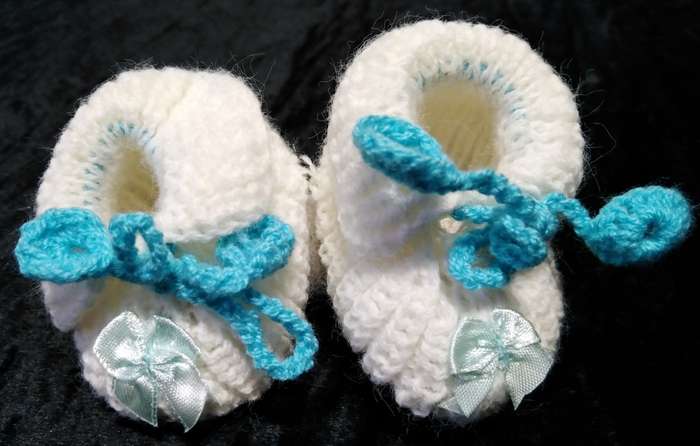 Crotched/Knitted item - White Booties with a bow