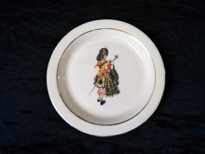 John Dewar - White Label small display plate 12.5cm Diameter