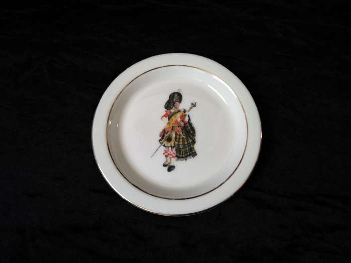 John Dewar - White Label small display plate 12.5cm Diameter