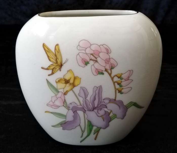Japane vase with Iris design. 11cm High