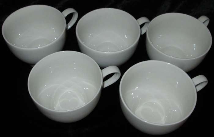 Kitchenware/Tableware-5 x No Name Cups and 6 x No Name Saucers.