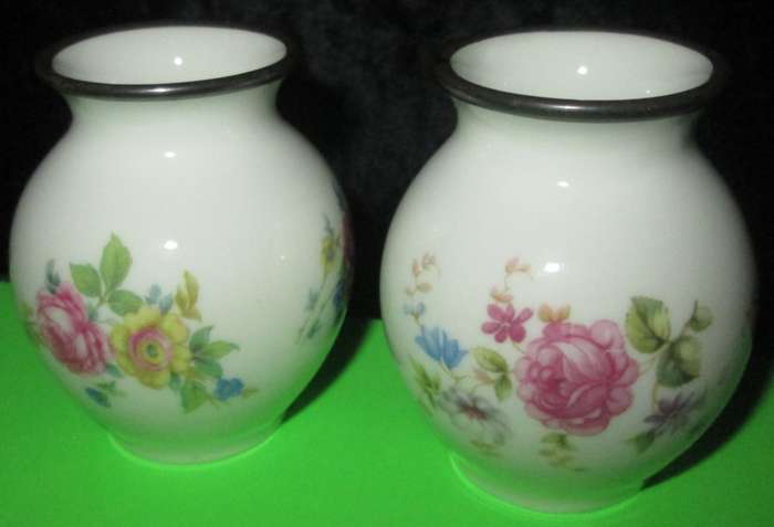 Home Decor-Ornaments-2 x Thomas Germany Miniature Vases. Only 6cm high! Floral / Rose design