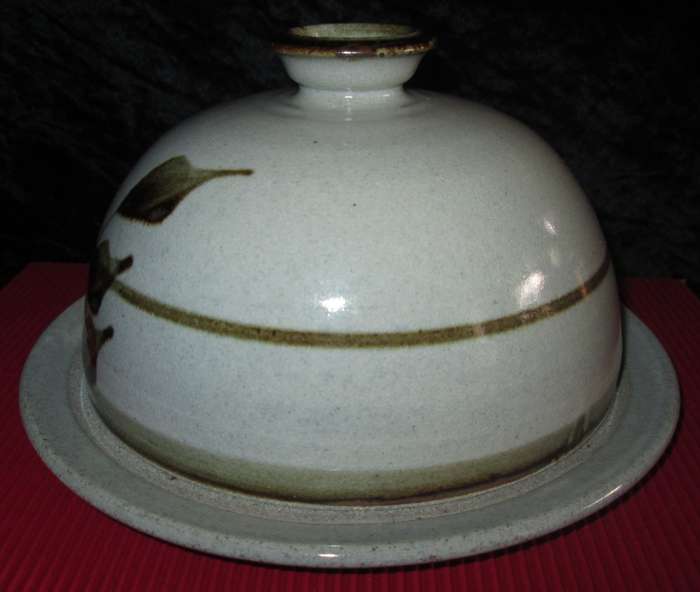 Mantenga Craft centre, Swaziland.Serving Ware-Pottery Butter/Cheese Dish LABEL ATTACHED