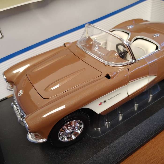 1957 CHEVROLET CORVETTE 1:18 by Maisto