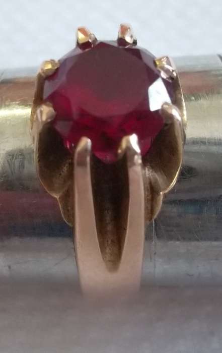 9CT  5.33g  Gold  Ring with Red stone