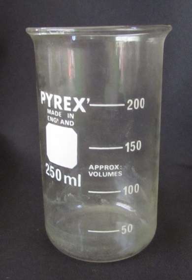 Vintage pyrex scientific beaker made in England