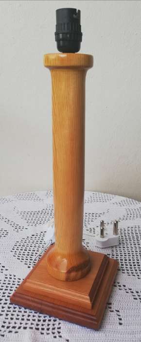 BEAUTIFUL HANDCRAFTED OREGAN PINE TABLE/SIDE LAMPS