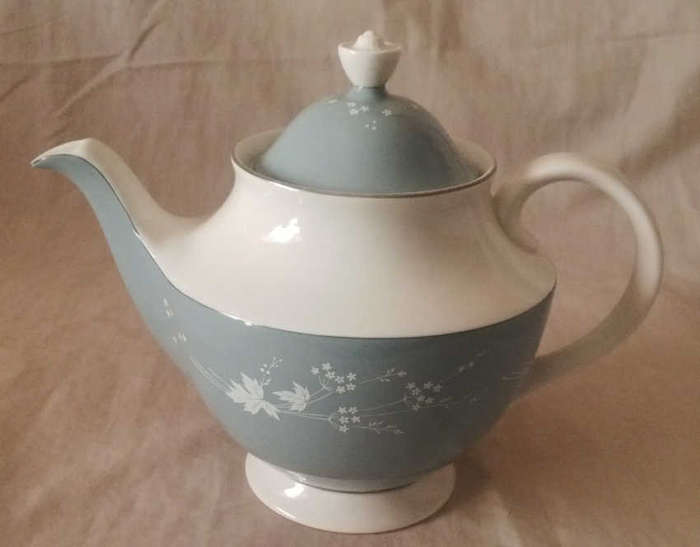 ROYAL DOULTON "REFLECTIONS" TEAPOT IN MINT CONDITION