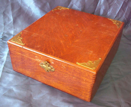 VINTAGE WOODEN BOX WITH BRASS DETAIL - 27x29x12cm