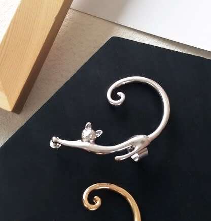 Stretched Out Cat Stud Ear-cuff - Silver (single)