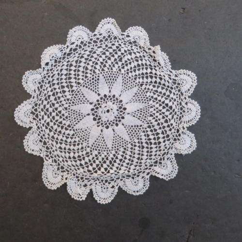 BEAUTIFUL DOILY - 170 MM DIAM. PLEASE HAVE A LOOK