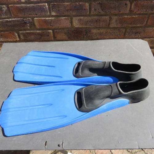 PAIR OF FINS - SIZE XL - 42 - 44 -PLEASE HAVE A LOOK