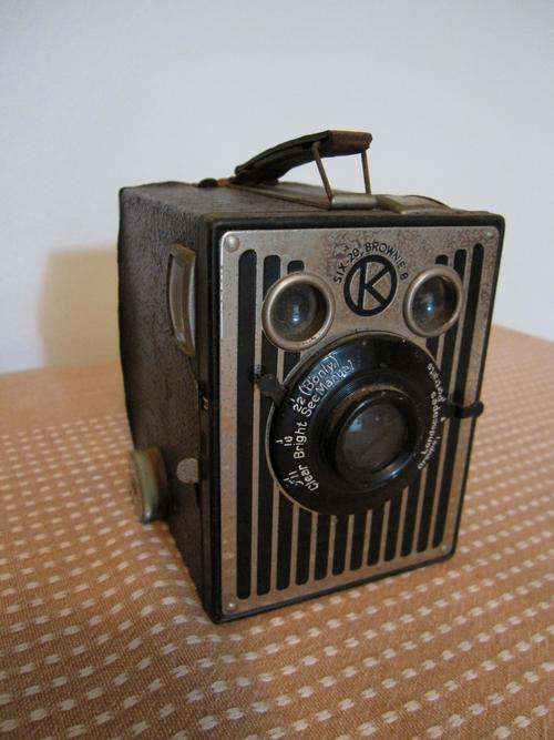 KODAK SIX-20 BROWNIE B CAMERA