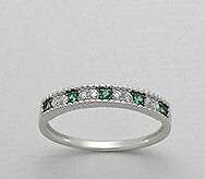 STUNNING EMERALD WEDDING BAND RING      SIZE 7