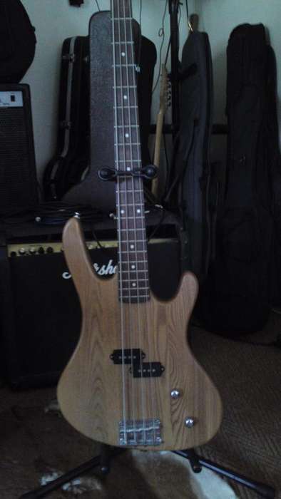 WASHBURN XB100 BANTAM 4 STRING BASS GUITAR