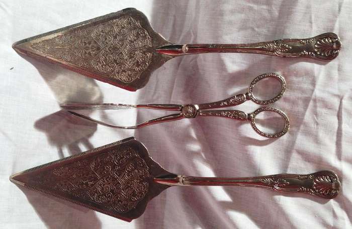 FROM GRAMADOELAS RESTAURANT VINTAGE SILVERPLATED SET OF TWO CAKE SERVERS AND SERVING TONGS