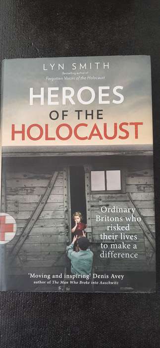 Heroes of the Holocaust by Lyn Smith