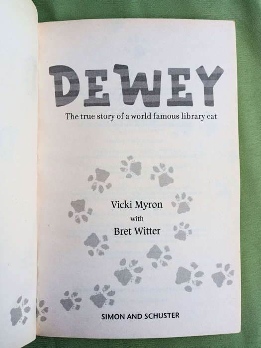 Dewey - the true story of a world famous library cat by Vicki Myron with Bret Witter