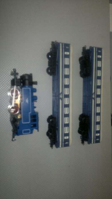 BLUE TRAIN STEAM LOCO + 2X COACHES AND ABOUT 120X PIECES OF TRAC
