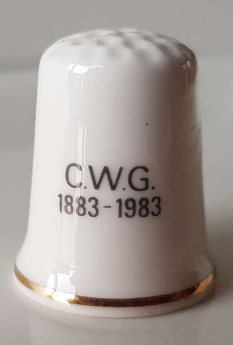 A Vintage collectors thimble. Thimble has painted roses in front