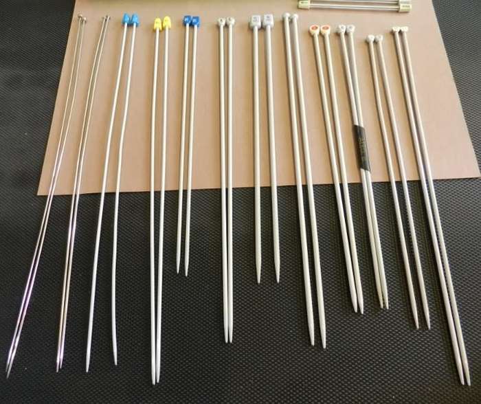 Vintage collection of knitting needles in holder. 12x Pairs of metal and aluminium (aero) knitting