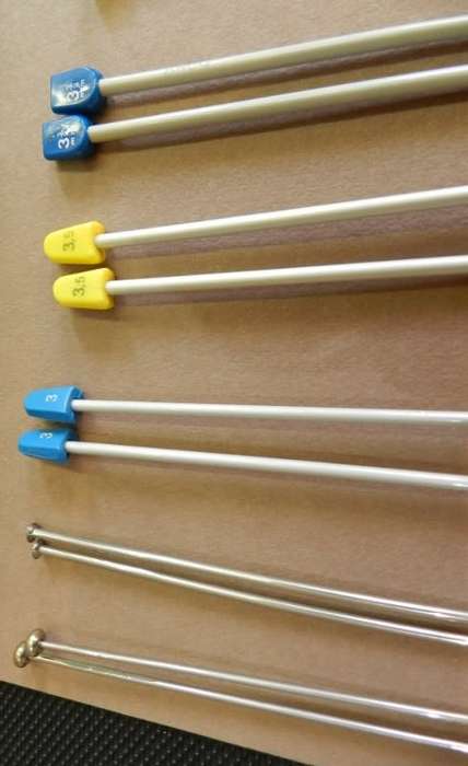 Vintage collection of knitting needles in holder. 12x Pairs of metal and aluminium (aero) knitting