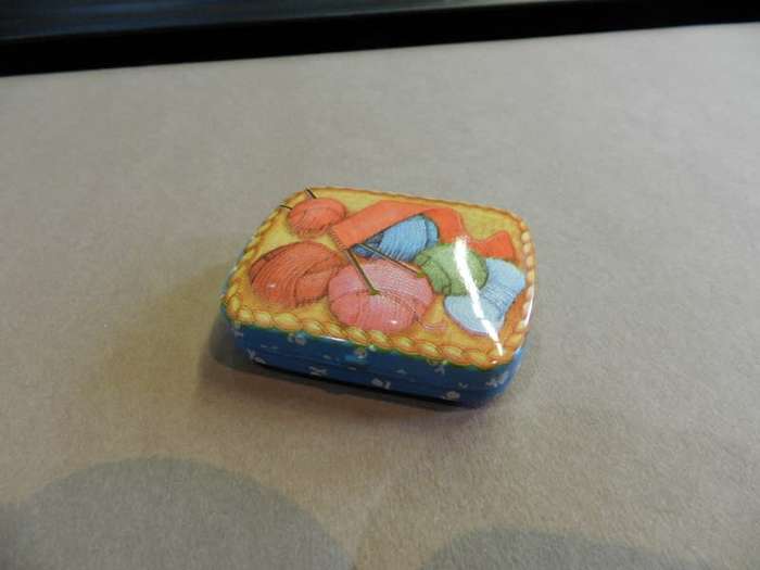 Knitting/Needlework collectable.  Little pin tin