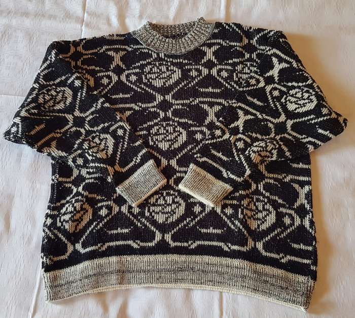 Ladies Machine Knitted Black/White Jersey