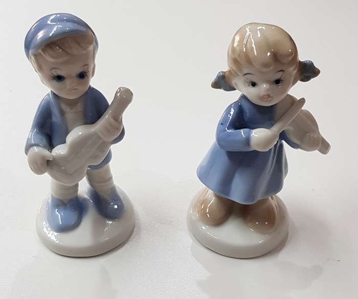 Porcelain figures - Musical boy and girl pair. Boy with mandolin and girl with violin.
