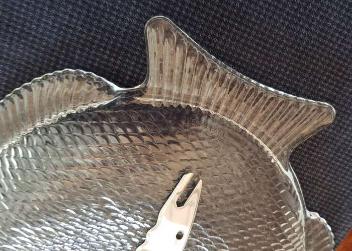 Glass Fish Design serving set. Anchor Hocking glass.