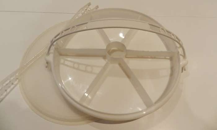 Vintage Round Tupperware Plastic Party 6x segment server/saver with lid and handle.