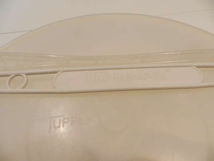Vintage Round Tupperware Plastic Party 6x segment server/saver with lid and handle.
