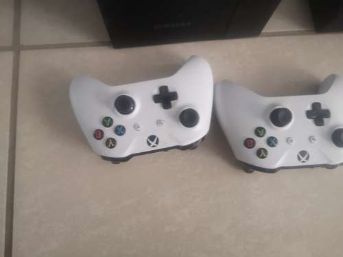 Xbox one S 1T 2 controllers and Fifa 20 game and GTA GAME