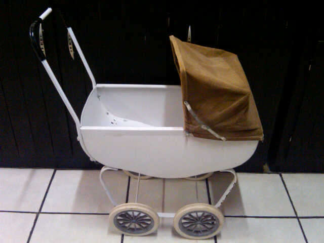 ANTIQUE PRAM FOR KIDS EXCELLENT CONDITION