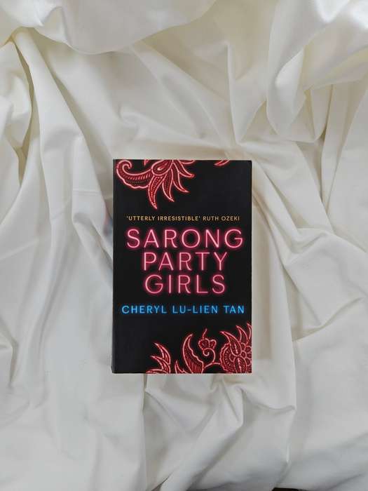 Sarong Party Girls by Cheryl Lu Lien Tan - Paperback