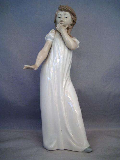 Lladro Nao Figurine Girl in Nightdress yawning 28cm tall