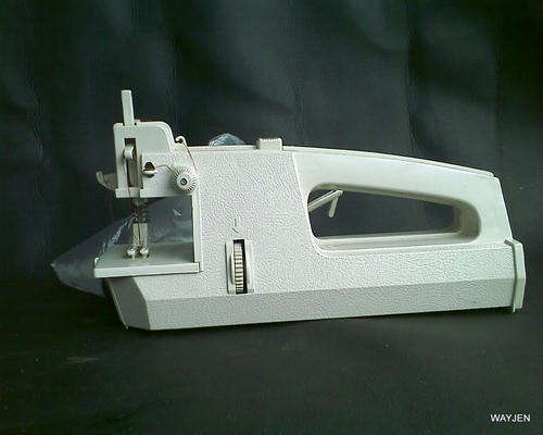 HANDHELD SEWING MACHINE COMES WITH 4 BATTERIES. MADE IN USA. 1973. SOUTHBURY MFG-CORP. WORKING.